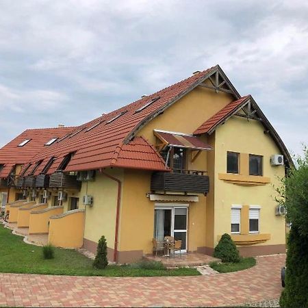 Lagom Apartman Gyula Extérieur photo